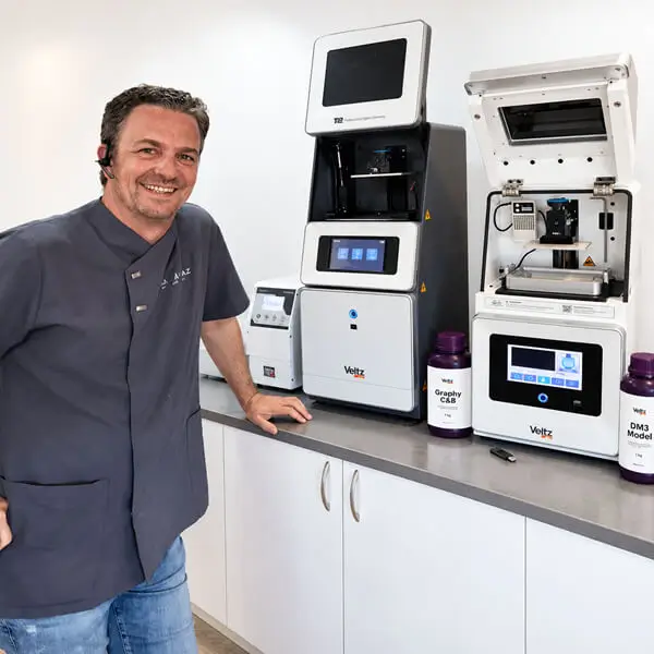 Juan Arenaz Mostrandonos sus equipos VELTZ en Exclusivelab su laboratorio de Cambados